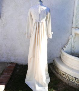 1960s Ivory Wedding Dress Size S with Cathedral Veil - Fashionconservatory.com