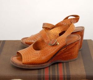 1970s platform shoes wood wedge heel perforated leather sling back caramel brown Size 7 - Fashionconservatory.com