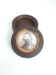 Late 1800s Oreo Union Case Mother of Pearl Thermoplastic Picture Case with Gentlemans Photograph - Fashionconservatory.com