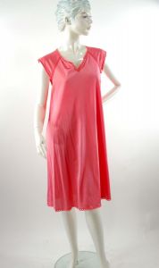 1970s Vanity Fair nightgown and robe peignoir coral pink Glisanda line Size S/M - Fashionconservatory.com