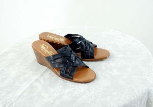 1970s sandals wedge heel navy blue woven leather open toe stacked wood heel Pappagallo Size 8 1/2N