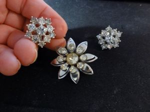 Lot of 2 Vintage 50s-60s Clear Rhinestone Flower Pin & Screw Back Earrings Atomic Wedding Jewelry