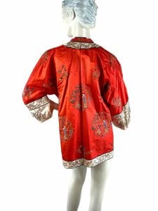 Vintage red silk Chinese jacket with Forbidden Stitch Peking Knot embroidery Size 46 chest - Fashionconservatory.com
