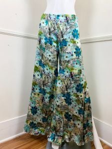 Medium | Y2K Vintage Abstract Photo-Realistic Floral Bellbottom Pants | Waist 28'' | Hips 40'' | Bell  - Fashionconservatory.com