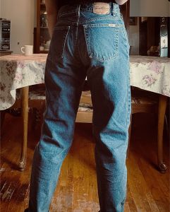 S/ 90’s Straight Leg Levis Signature Jeans, Relaxed Fit, Mid/High Rise, Medium Wash Tapered Jeans - Fashionconservatory.com
