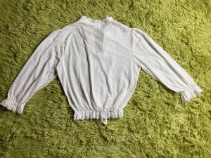 M/ 70s Cottagecore Cropped Top, Vintage Victorian Style Boho Blouse, White and Gold Lacy Half Sleeve - Fashionconservatory.com