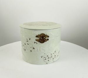 Victorian or Edwardian Collar and cuff box ivory embossed celluloid horse and rider theme - Fashionconservatory.com