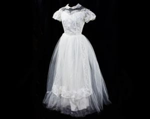 1950s Wedding Dress - Bouffant White 50s Bridal Gown - Short Puffed Sleeve - V Waist - Lace & Tulle