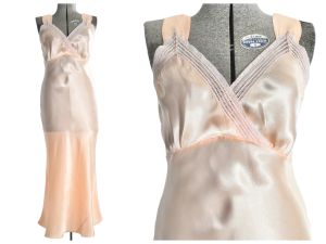 1940s Vintage Sexy Peach Pink Satin Maxi Sleeveless Nightgown | Bias Cut Wide Straps  | M