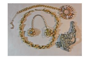 Lot of 4 Pieces of Vintage Jewelry for Repair or Crafts Pendant Necklace Sweater Guard