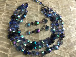 Beautiful Vogue Set of Necklace and Earrings Iridescent Blues