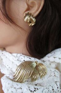 LISNER Vintage elegant and graceful gold tone brooch & clip on earrings Mid Century 1960s