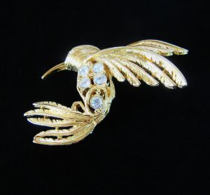 Vintage NAPIER gold tone and clear rhinestone sparkling hummingbird brooch 1970s 