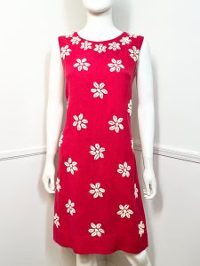 Medium | 1960s Vintage Coral Embroidered Floral Shift Dress - Fashionconservatory.com
