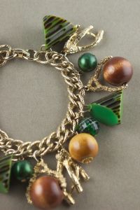 Carved Bakelite wooden beads 1960s charm bracelet - Fashionconservatory.com