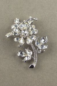 Trifari 1950s clear rhinestone flower brooch pin Alfred Philippe - Fashionconservatory.com