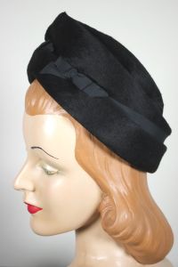 Plush black fur felt turban hat late 1950s early 1960s - Fashionconservatory.com