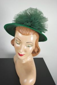Bright green straw 1940s hat narrow brim tulle trim - Fashionconservatory.com