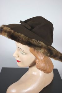Fur-trimmed brown felt wide brim hat 1930s 40s peaked crown - Fashionconservatory.com