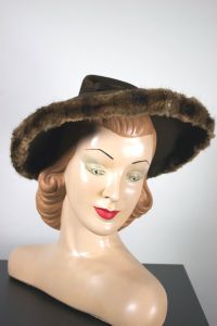 Fur-trimmed brown felt wide brim hat 1930s 40s peaked crown