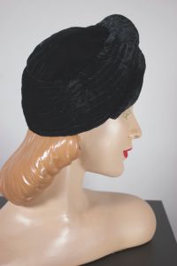 Black velvet turban hat 1930s padded roll topstitched trim - Fashionconservatory.com