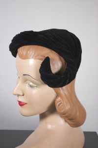 Black velvet 1950s hat curled ''horn'' flat crown - Fashionconservatory.com