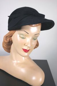 Sporty front brim cap 1950s black fur felt hat with bow