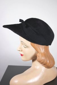 Sporty front brim cap 1950s black fur felt hat with bow - Fashionconservatory.com