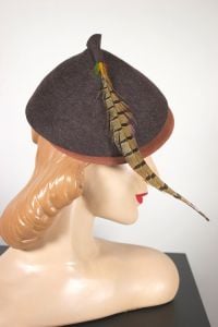 Elfin pixie style hat 1950s mocha brown fur felt feather trim - Fashionconservatory.com