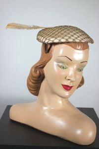 Tan beige mesh 1950s flat beret hat with feather trim - Fashionconservatory.com