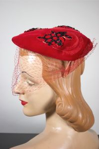 Red velvet 1950s flat beret hat black beaded leaves feather trim - Fashionconservatory.com