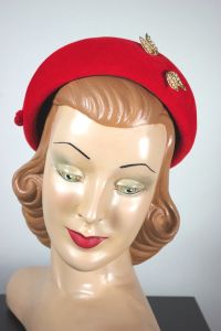 Bright red beret hat 1950s-60s pearl trim tulips hatpin