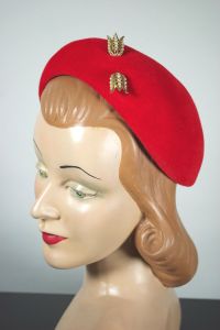 Bright red beret hat 1950s-60s pearl trim tulips hatpin - Fashionconservatory.com