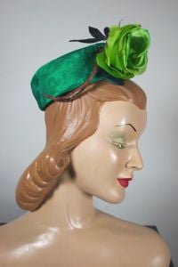 Emerald brocade mini pillbox hat 1960s chartreuse rose trim - Fashionconservatory.com