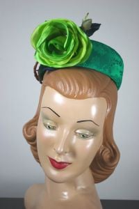 Emerald brocade mini pillbox hat 1960s chartreuse rose trim
