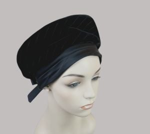 Vintage 70s Black Velvet Banded Beret Hat by Loni