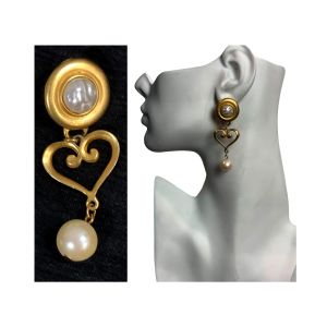 90s Gold Heart & Pearl Dangle Drop Earrings | Baroque Romantic | 2.5'' - Fashionconservatory.com