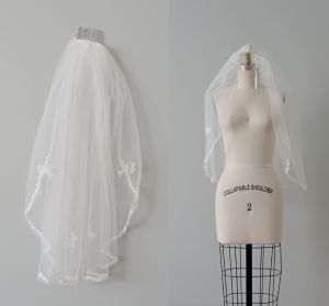 vintage veil with a comb . tulle white veil with lace border and embroidery