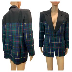 90s Women's Tailored Green Plaid Blazer w Black Shoulders 