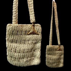 70s Woven Raffia Shoulder Bag w Large Gold Medallion | ITALY - Fashionconservatory.com