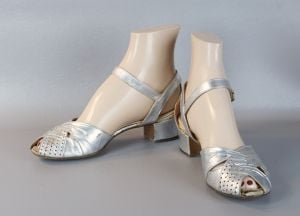 Vintage 1930s Silver Peeptoe Evening Sandals by Middle Towners, Sz 5 1/2 - Fashionconservatory.com
