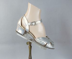 30s Silver Peeptoe Evening Sandals by Middle Towners, Sz 5 1/2 - Fashionconservatory.com