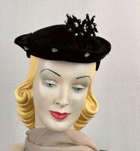 Vintage 1950s Black Velour Beret Hat with Rhinestone Star - Fashionconservatory.com