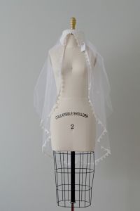 1980s bridal cap with lace and medium long tulle veil - Fashionconservatory.com