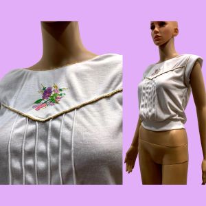 70s White Cap Sleeve Top w Floral Embroidery & Gold Trim | S