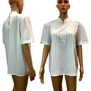 90s White Short Sleeve Blouse w Tuxedo Pleats & Lace | Vintage 12 fits Small