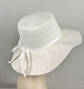 Vintage 70s Beige and White Knit Floppy Wide Brim Hat, Circle Brim - Fashionconservatory.com