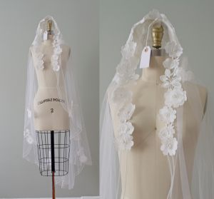 1980s  wedding veil . vintage 80s long veil with lace and bridal cap